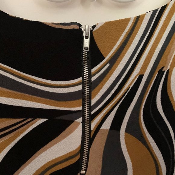 Swirl pattern high-low blouse - Picture 2 of 4